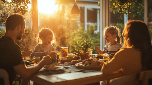 Glad familie spiser et sundt måltid